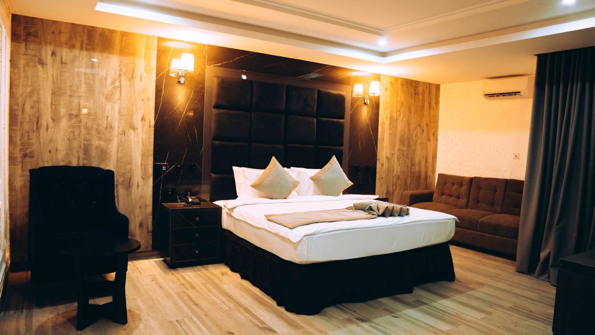 Mcdons Skye Hotel Owerri 外观 照片