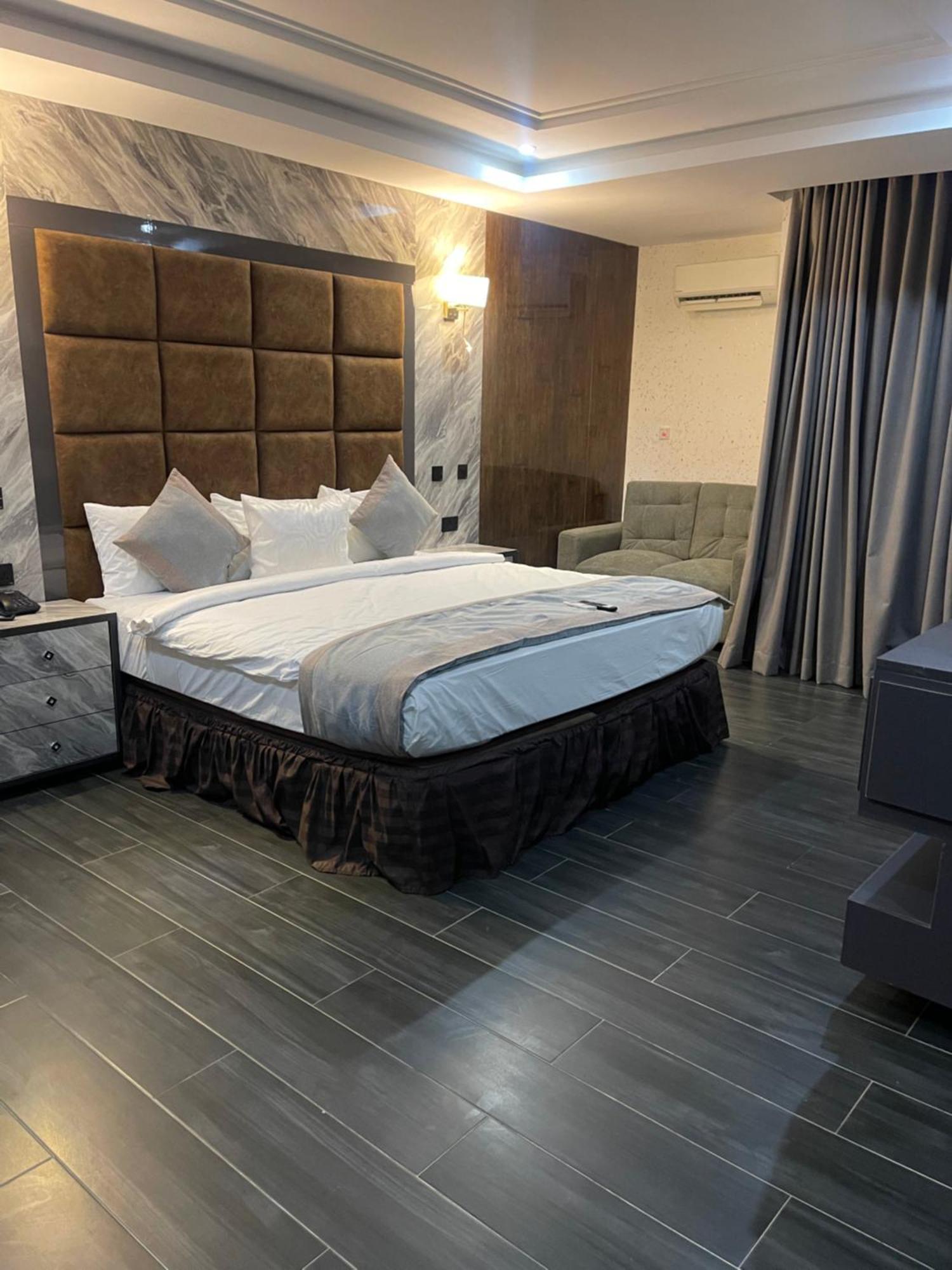 Mcdons Skye Hotel Owerri 外观 照片